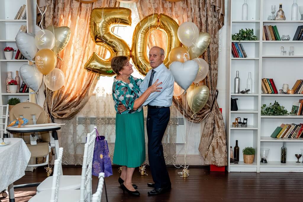 Золотая свадьба родителей — сценарий празднования 50 лет свадьбы с красивыми традициями
